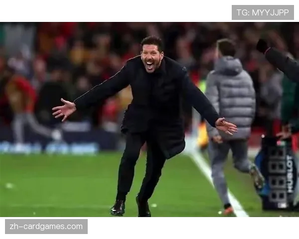 场边镜头:西蒙尼与恩里克激烈争执,第四官员介入调停 场边镜头:西蒙尼与恩里克激烈争执,第四官员介入调停